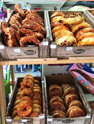 Diversi tipi di cibo a forma di ciambelle